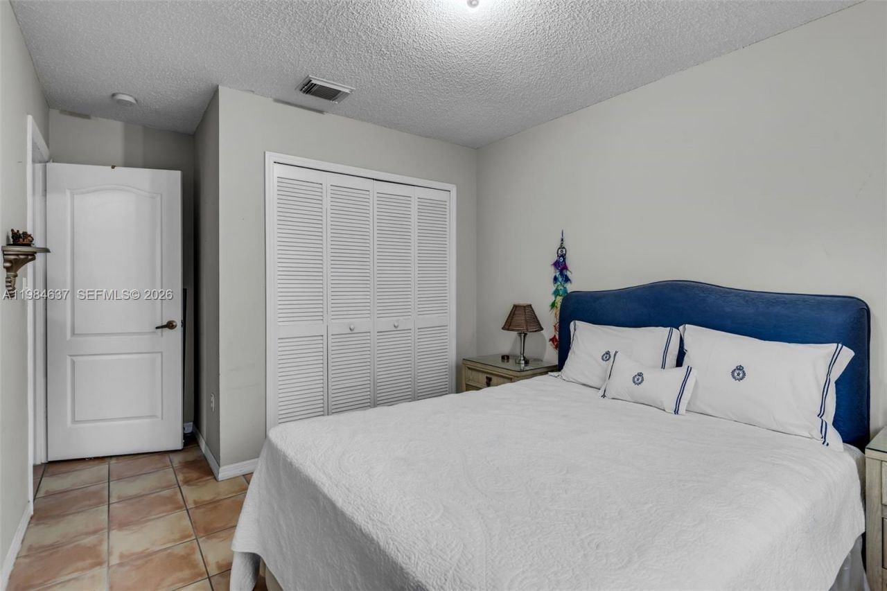 9224 Grand Canal Dr, Miami, FL 33174 Photo