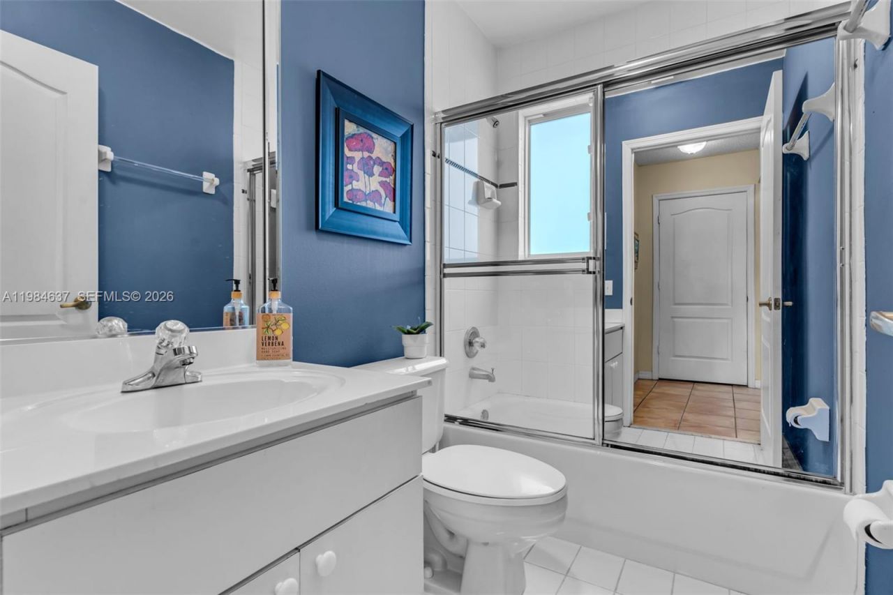 9224 Grand Canal Dr, Miami, FL 33174 Photo