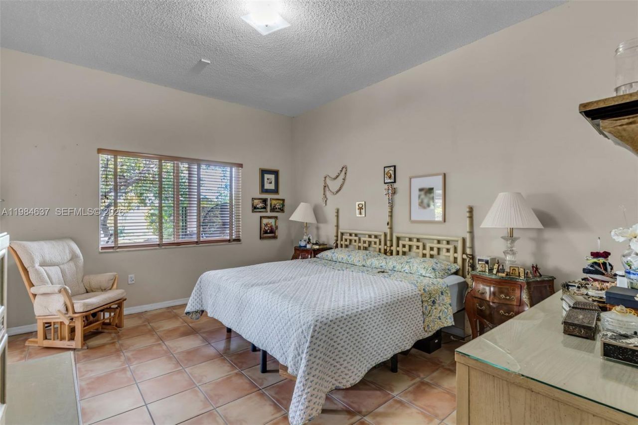 9224 Grand Canal Dr, Miami, FL 33174 Photo