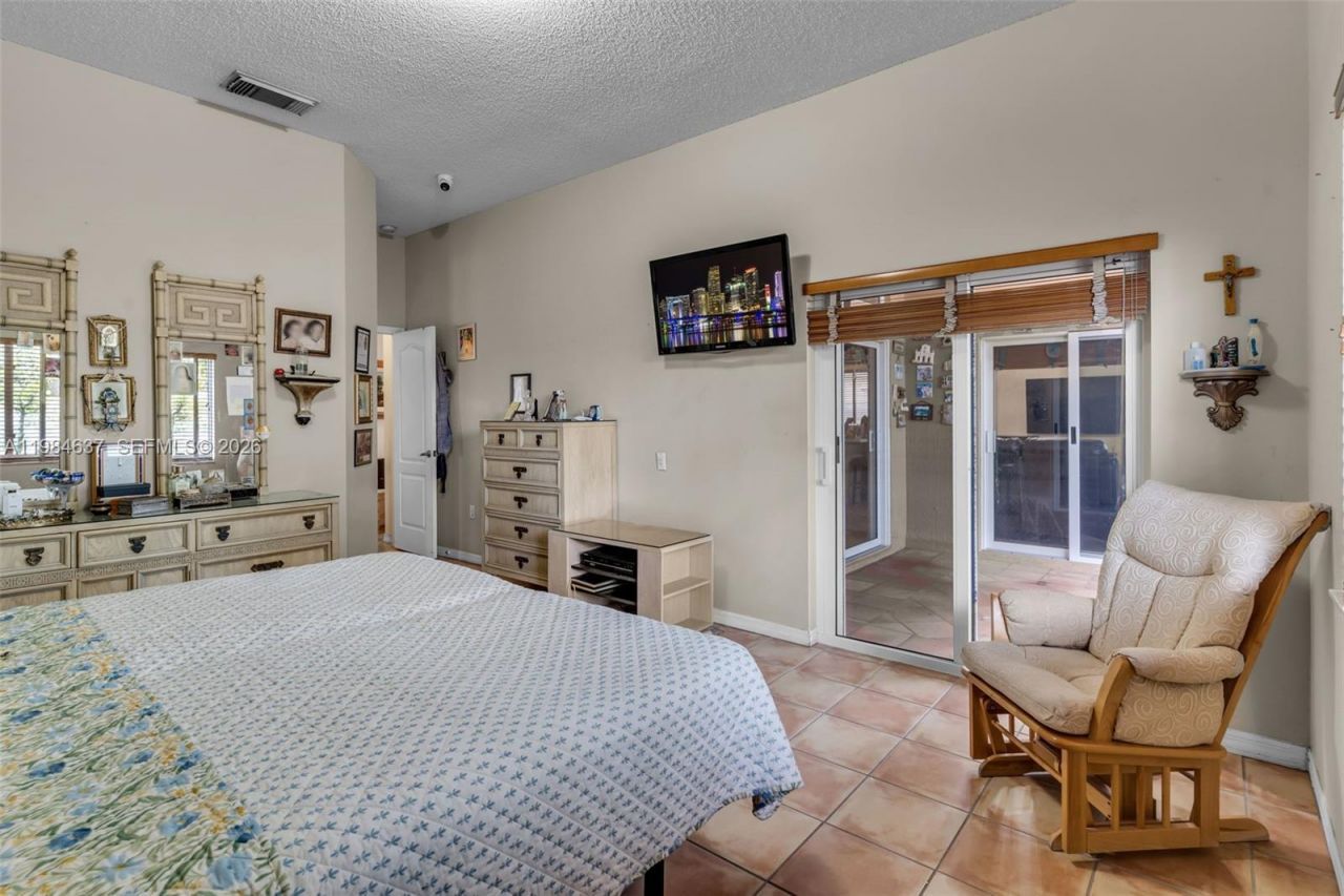 9224 Grand Canal Dr, Miami, FL 33174 Photo