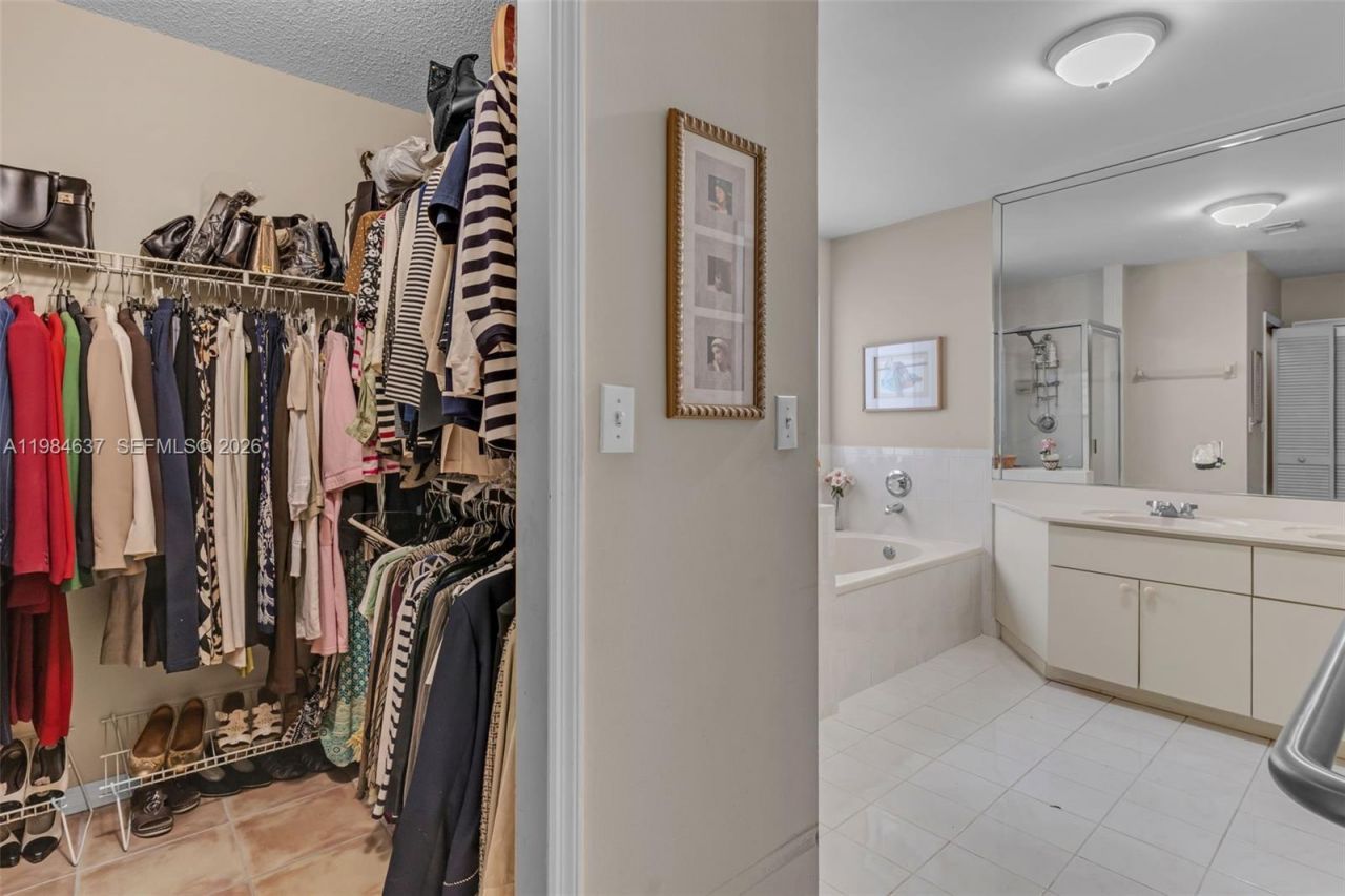 9224 Grand Canal Dr, Miami, FL 33174 Photo