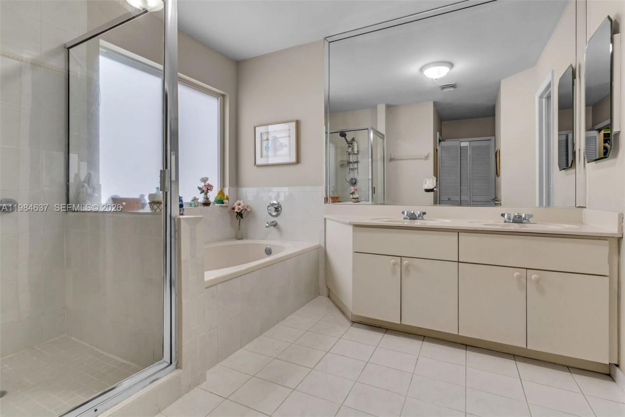 9224 Grand Canal Dr, Miami, FL 33174 Photo