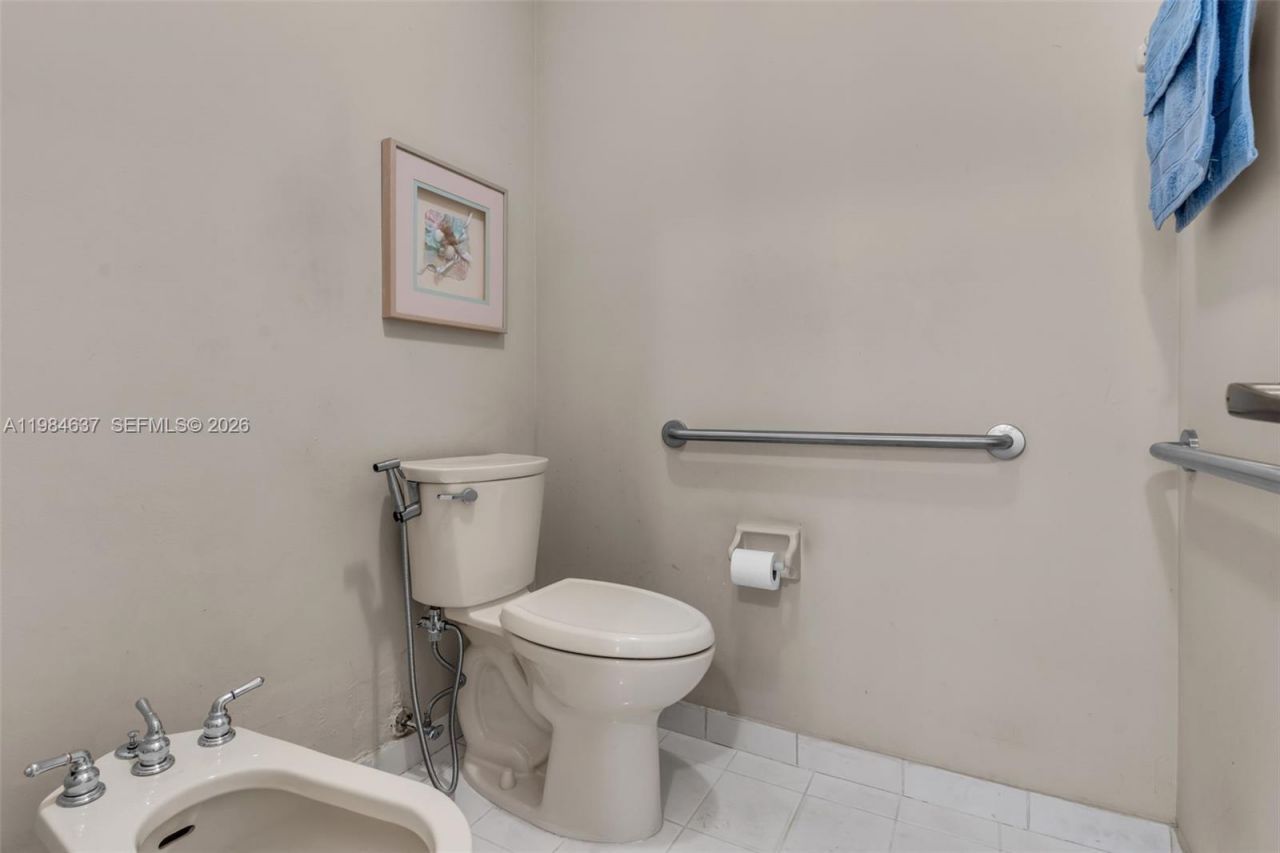 9224 Grand Canal Dr, Miami, FL 33174 Photo