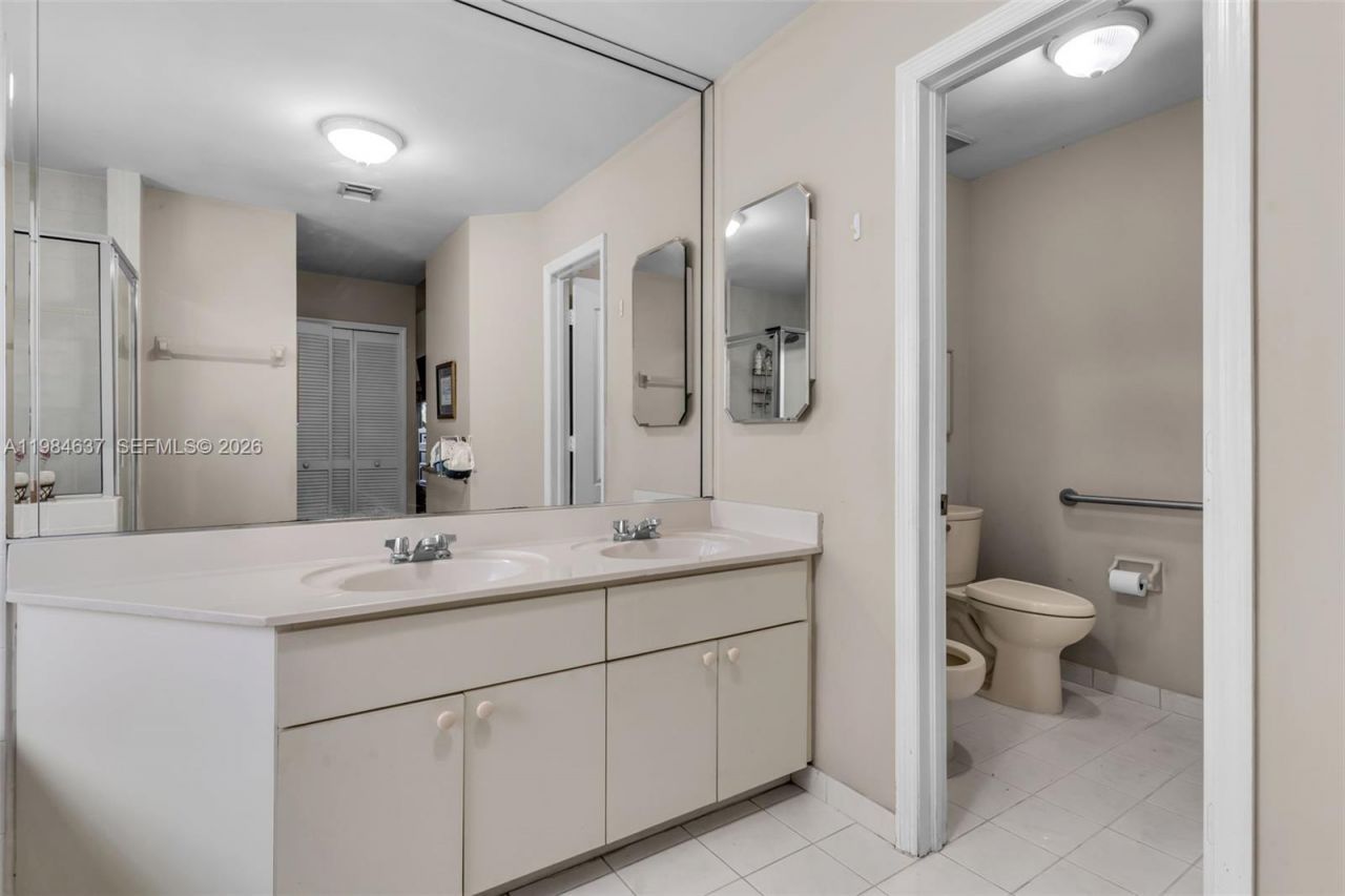 9224 Grand Canal Dr, Miami, FL 33174 Photo