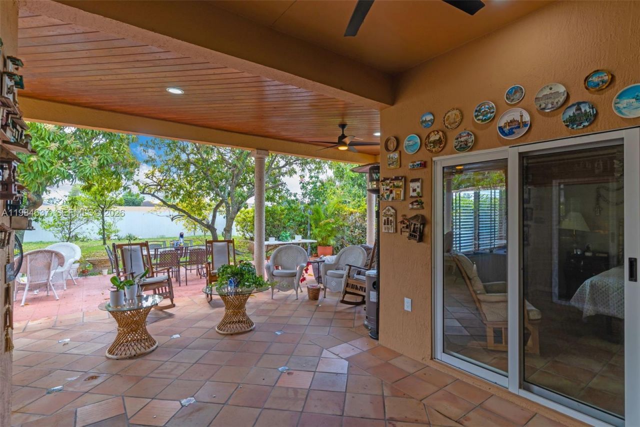 9224 Grand Canal Dr, Miami, FL 33174 Photo