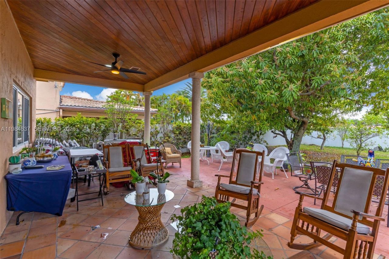 9224 Grand Canal Dr, Miami, FL 33174 Photo