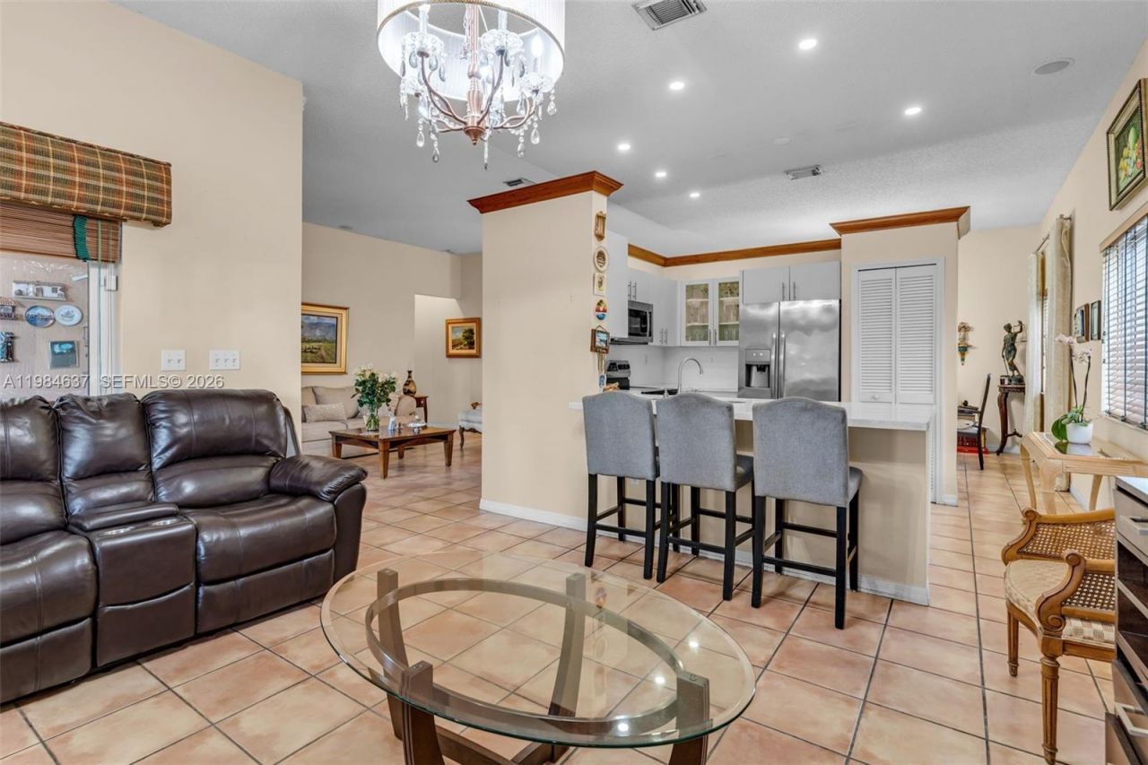 9224 Grand Canal Dr, Miami, FL 33174 Photo