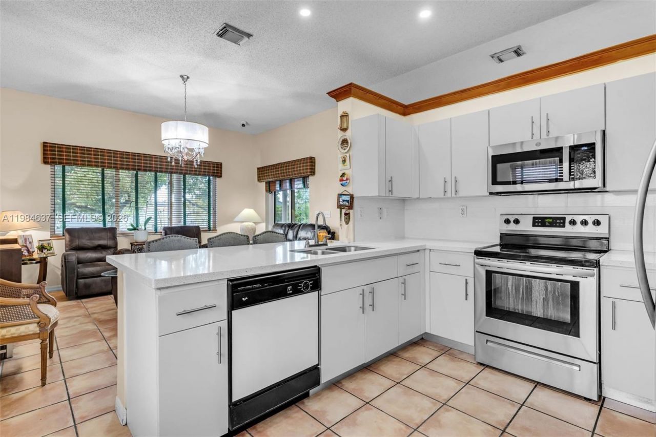 9224 Grand Canal Dr, Miami, FL 33174 Photo