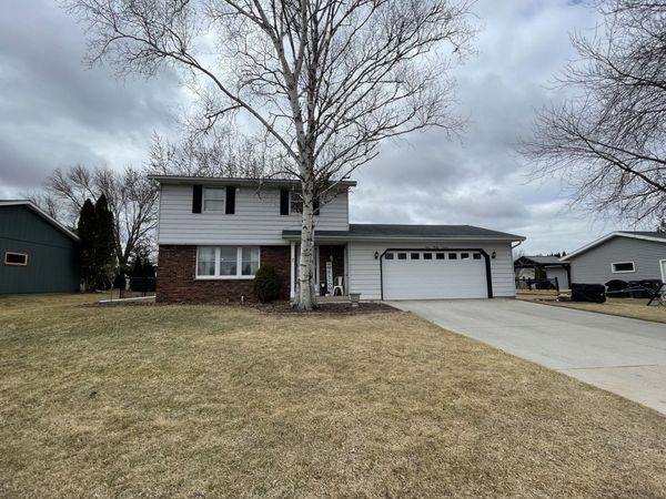 137 Chippewa Dr, Sheboygan Falls, WI 53085