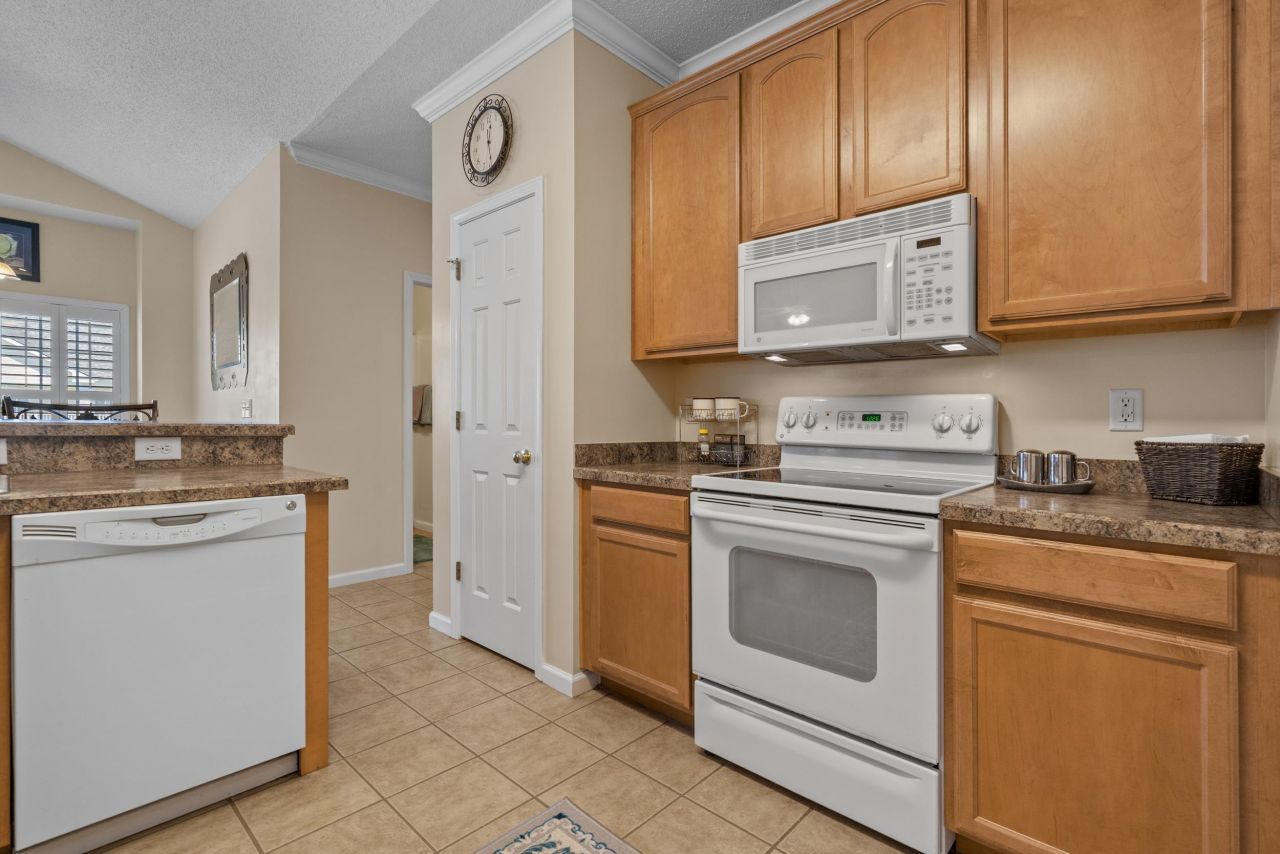 5786 Longwood Dr. Photo 15