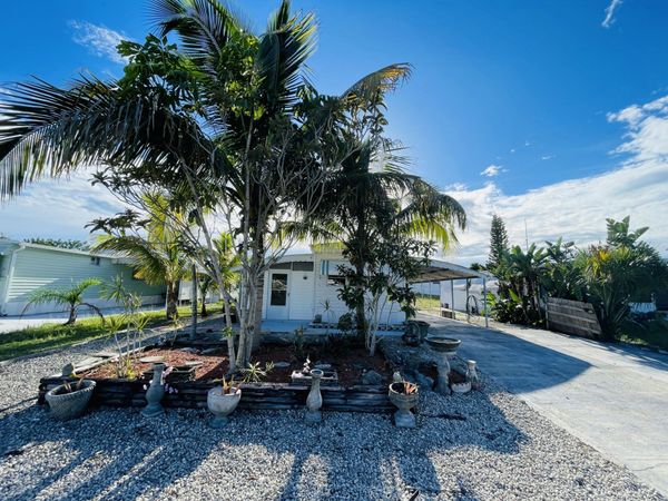 8026 SE Wren Avenue, Hobe Sound, FL 33455