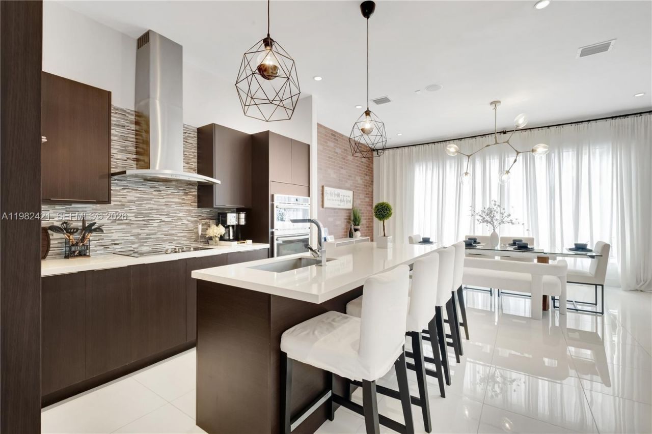 6630 NW 104th Path, Doral, FL 33178 Photo