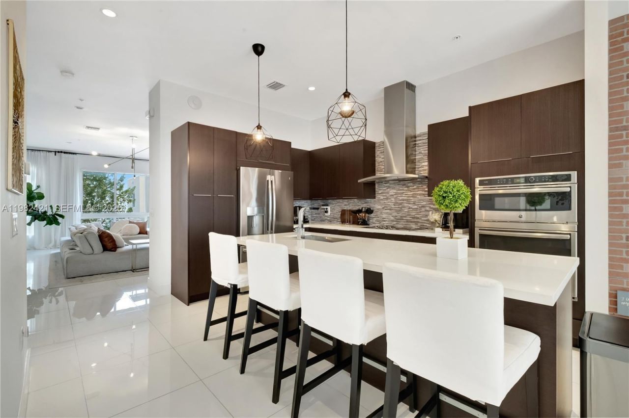 6630 NW 104th Path, Doral, FL 33178 Photo
