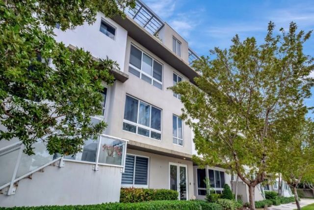 6630 NW 104th Path, Doral, FL 33178 Photo