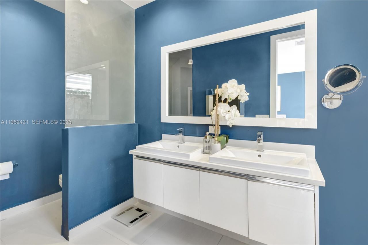 6630 NW 104th Path, Doral, FL 33178 Photo