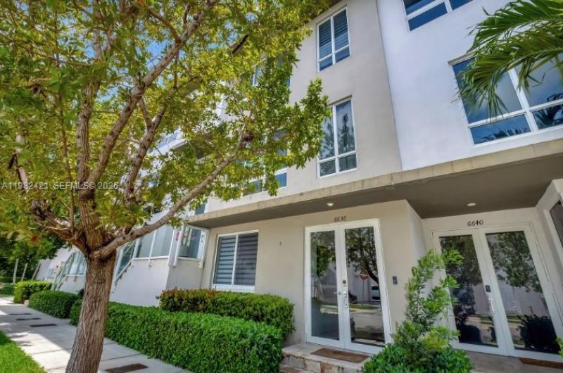6630 NW 104th Path, Doral, FL 33178 Photo