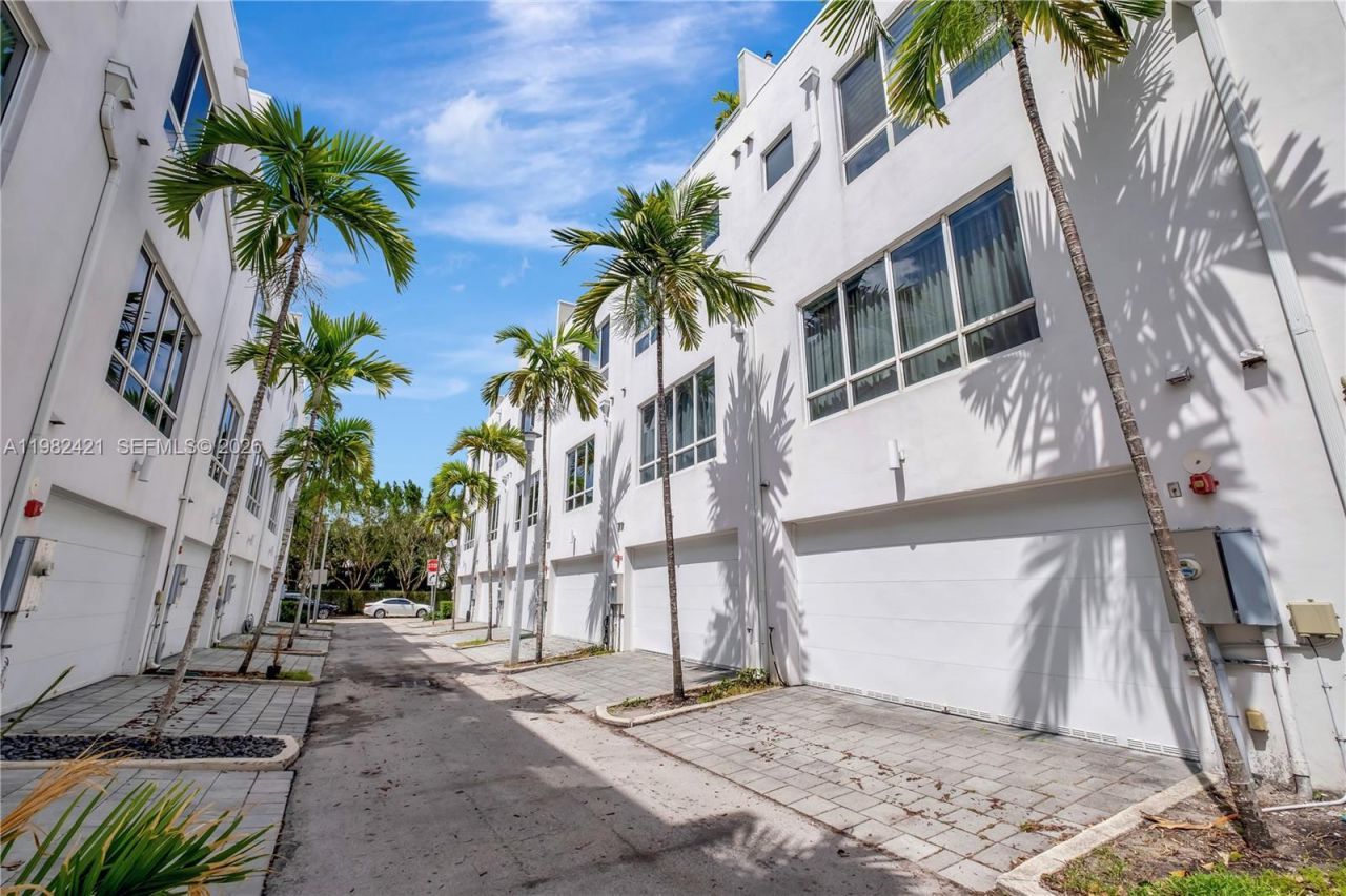 6630 NW 104th Path, Doral, FL 33178 Photo