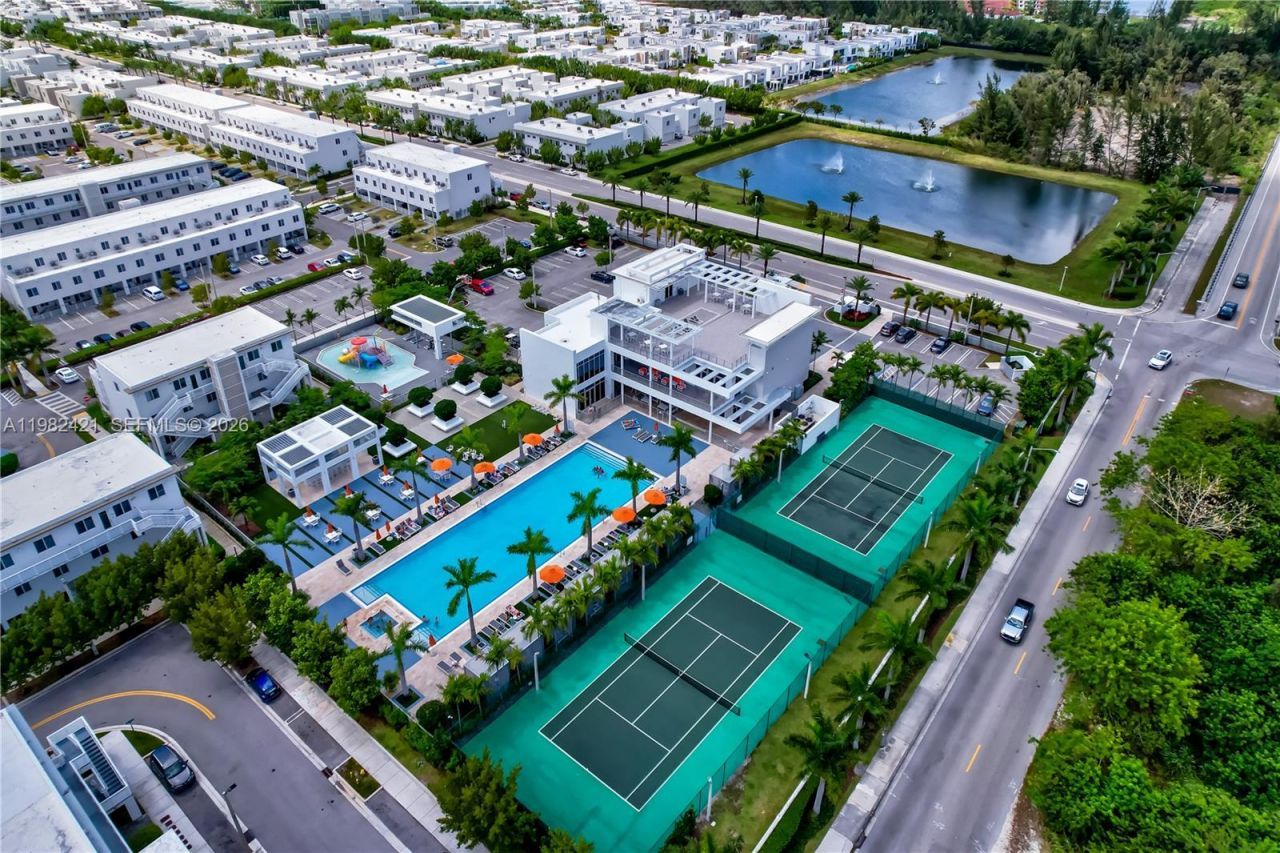 6630 NW 104th Path, Doral, FL 33178 Photo