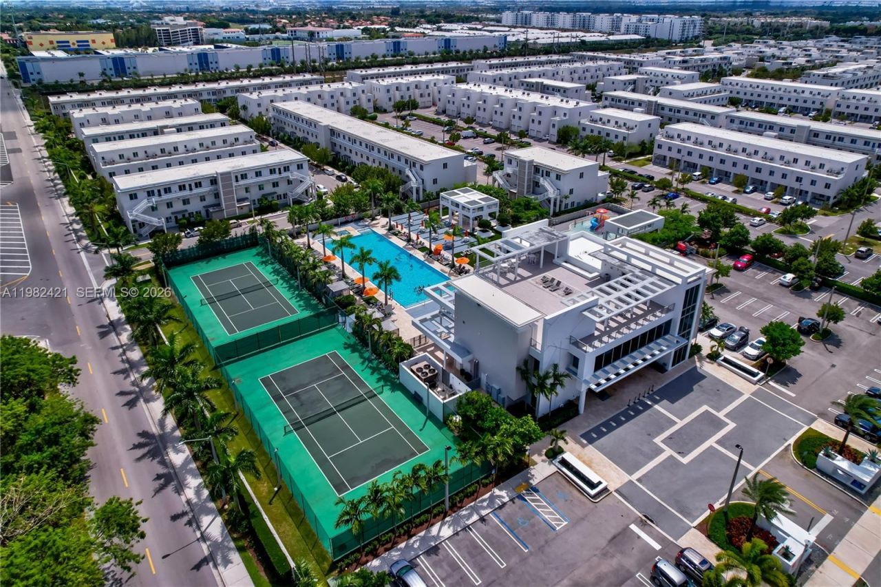6630 NW 104th Path, Doral, FL 33178 Photo