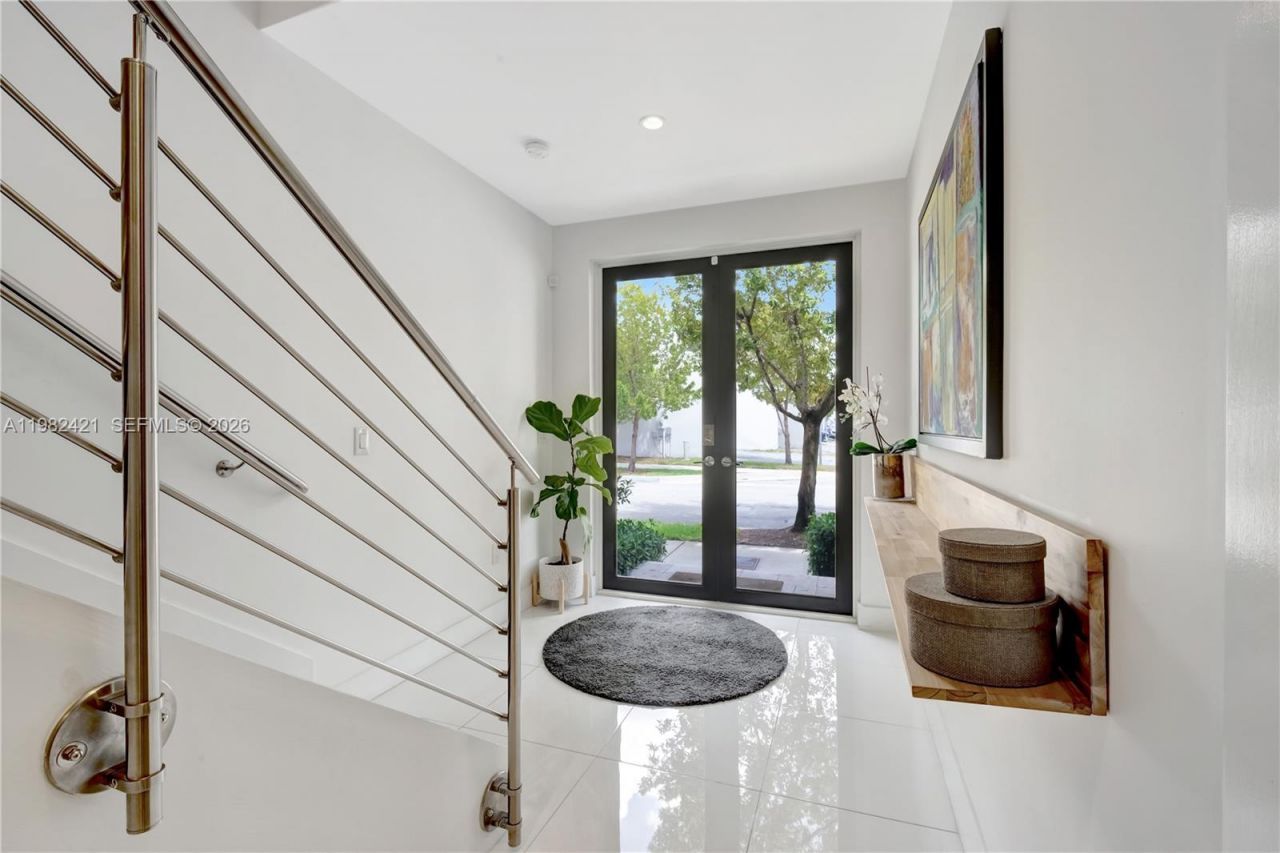 6630 NW 104th Path, Doral, FL 33178 Photo