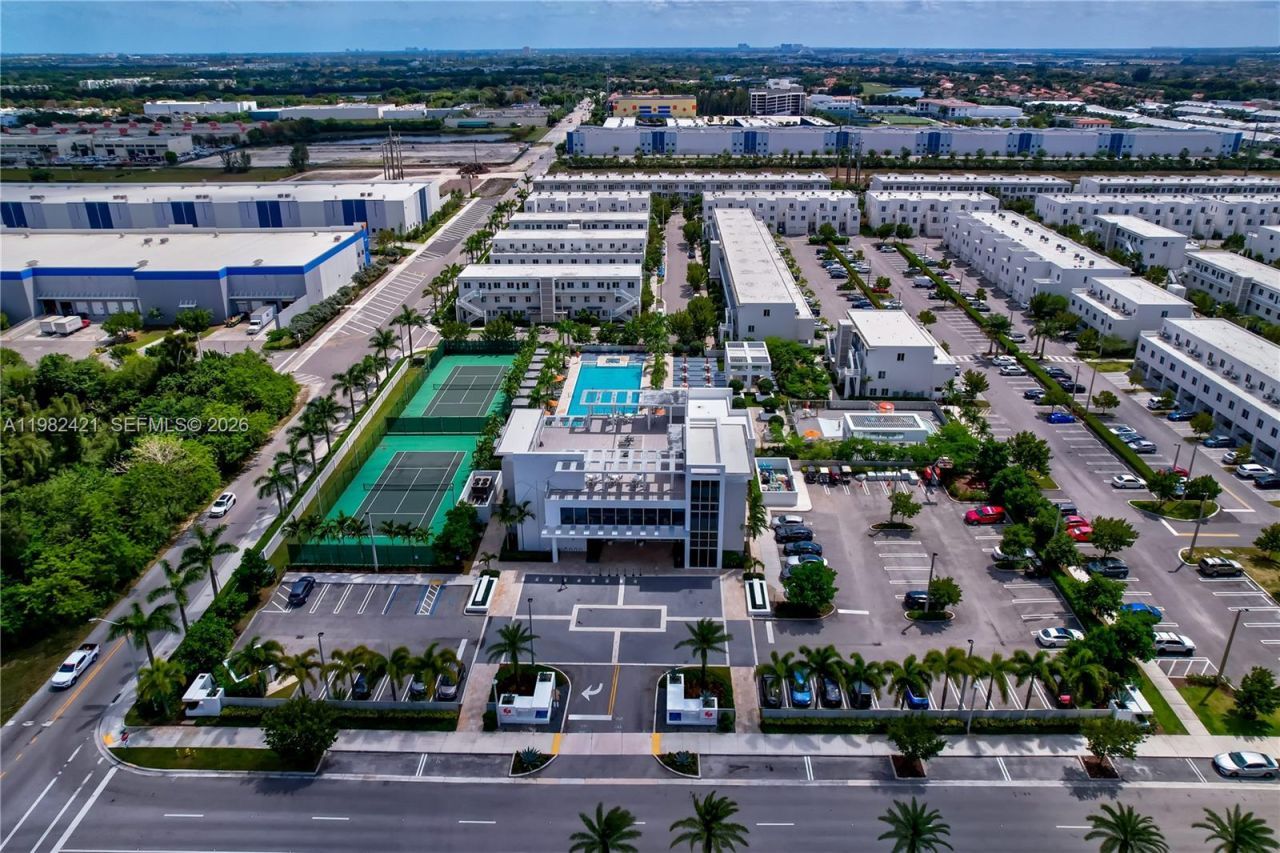 6630 NW 104th Path, Doral, FL 33178 Photo