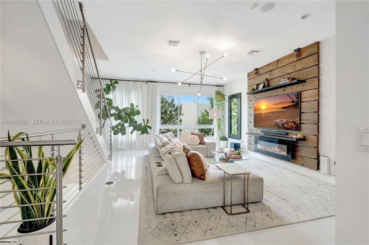 6630 NW 104th Path, Doral, FL 33178 Photo
