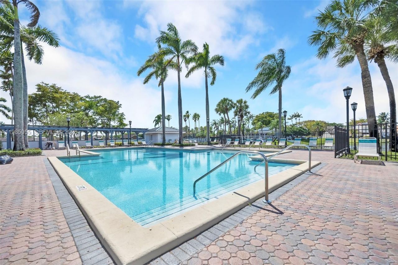 17321 NW 63rd Ave, Hialeah, FL 33015 Photo