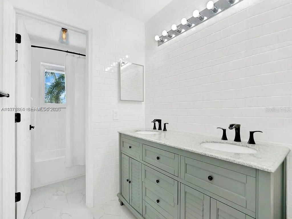 15945 NW 82nd Ct, Miami Lakes, FL 33016 Photo