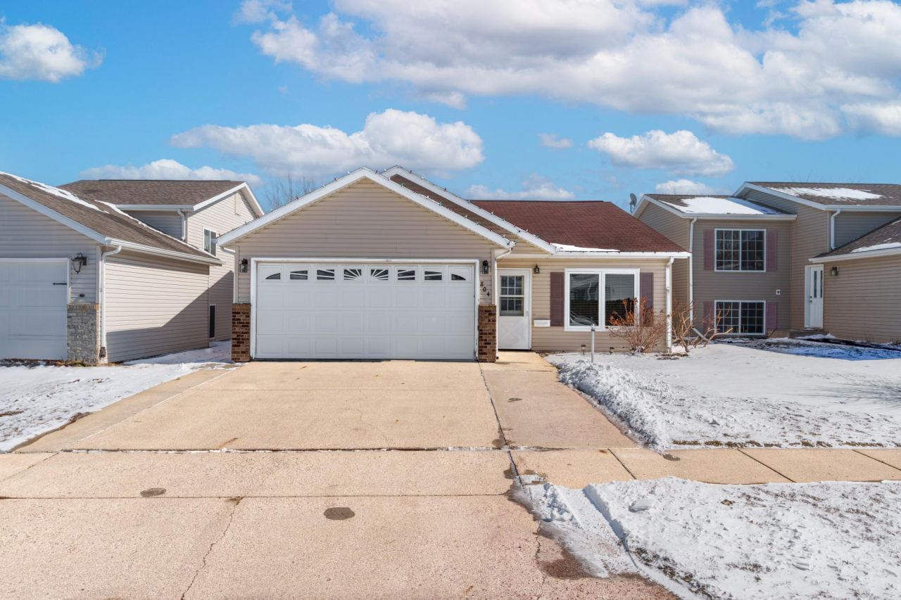 804 51st Street S, Fargo, ND 58103 Main Photo