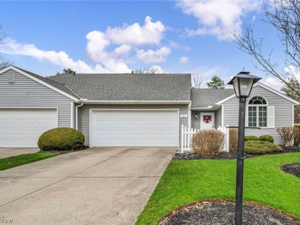 9841 Brookline Oval , Strongsville, OH 44136