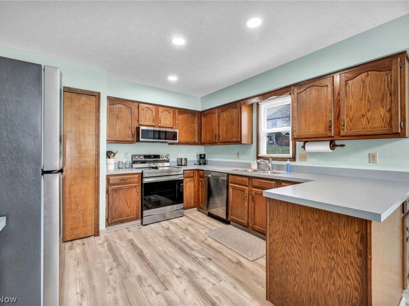 9841 Brookline Oval, Strongsville, OH 44136 Photo 14