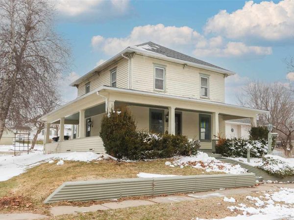 224 W Main St, Oxford, IA 52322