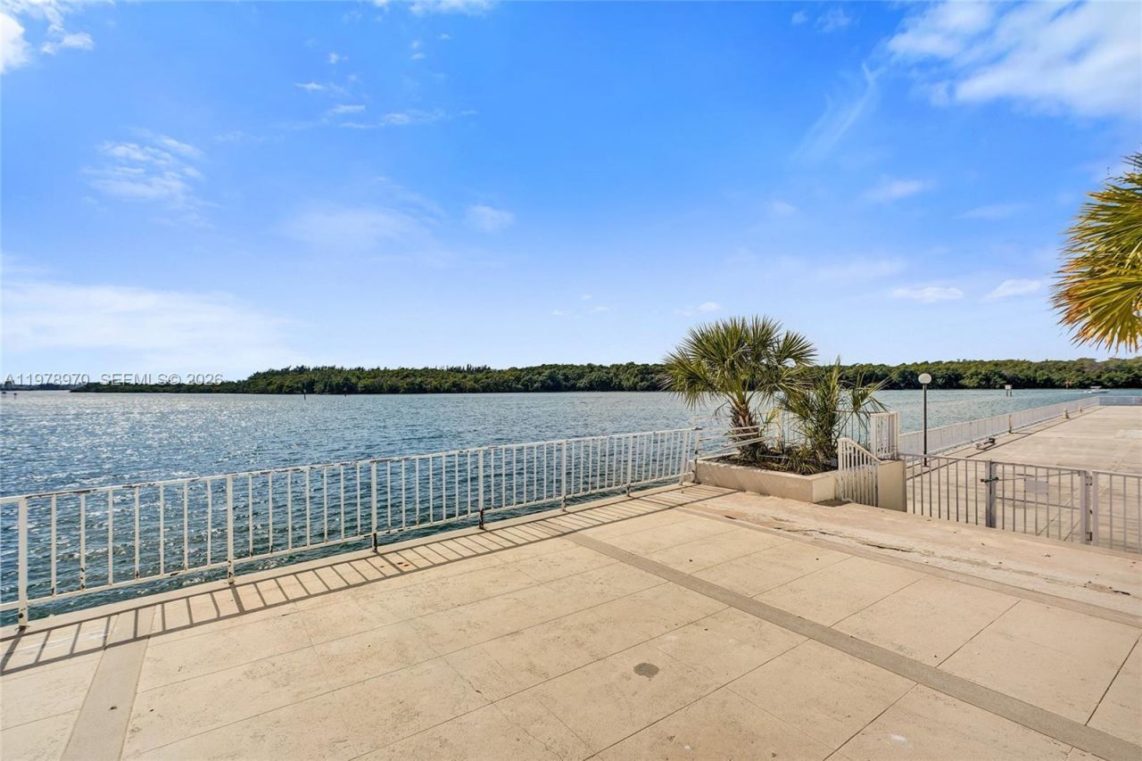 300 Bayview Dr , Unit 205, Sunny Isles Beach, FL 33160 Photo