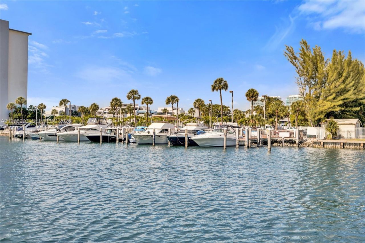 300 Bayview Dr , Unit 205, Sunny Isles Beach, FL 33160 Photo