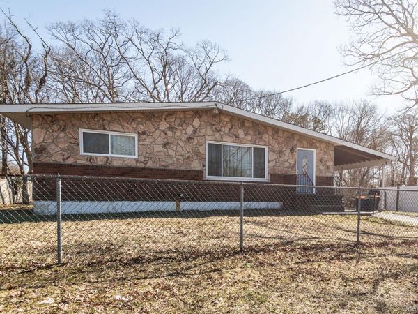 19 Dawn Crescent , Central Islip, NY 11722