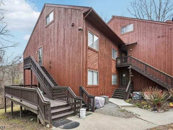 8 Baily Bunion Ct, Vernon, NJ 07462