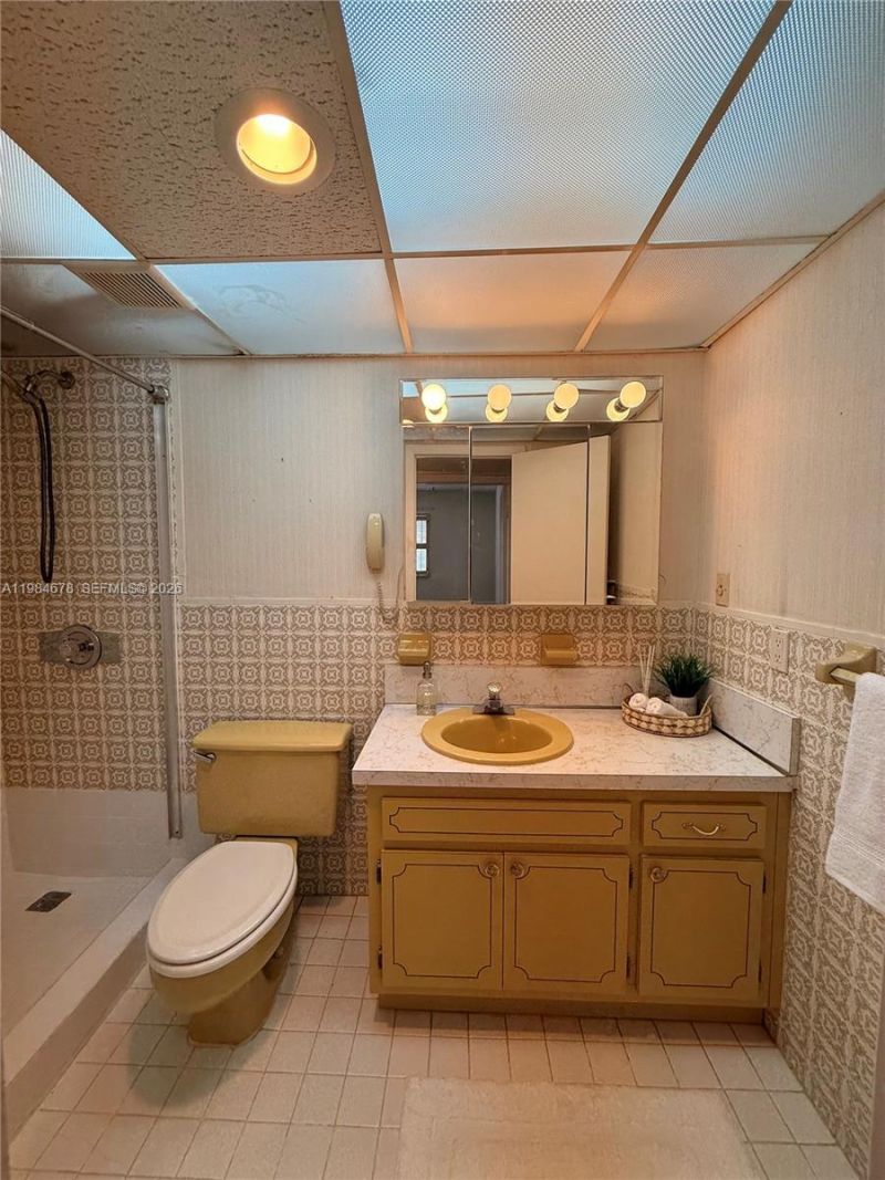 3860 NE 170th St, Unit 304, North Miami Beach, FL 33160 Photo