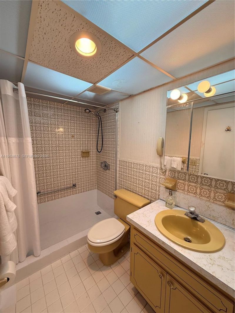 3860 NE 170th St, Unit 304, North Miami Beach, FL 33160 Photo