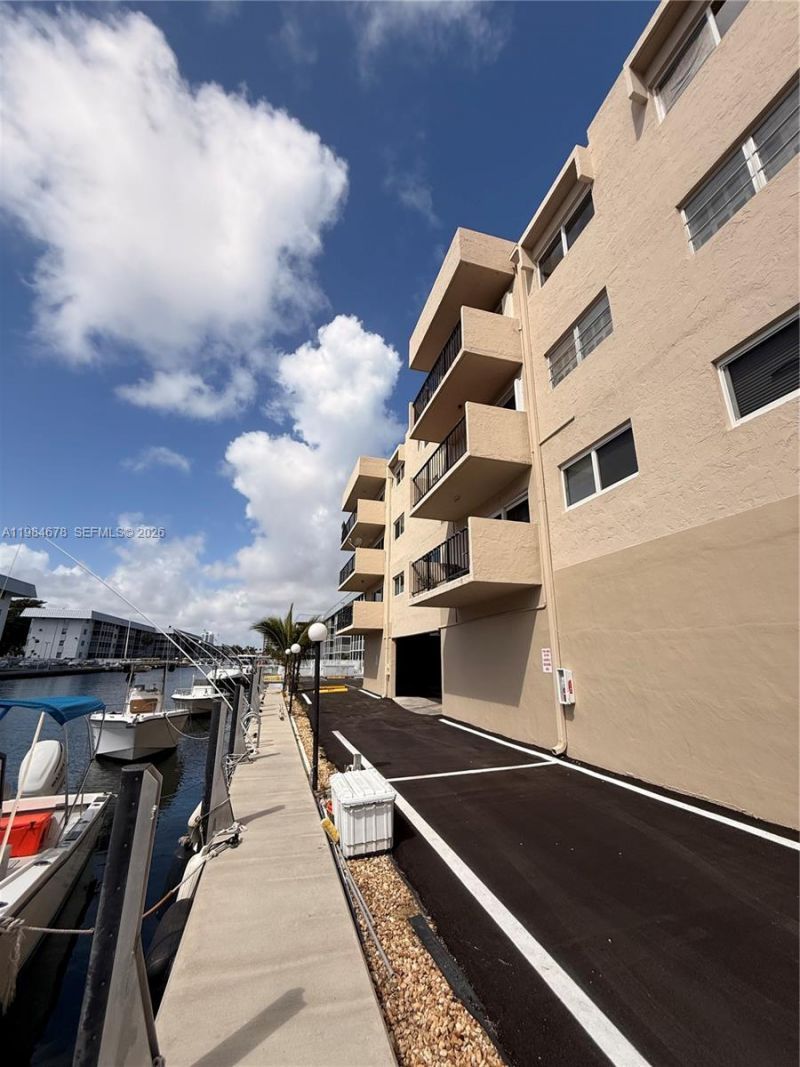 3860 NE 170th St, Unit 304, North Miami Beach, FL 33160 Photo