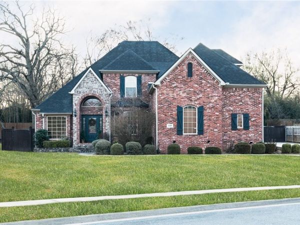 2468 N Covington Park Boulevard, Fayetteville, AR 72703