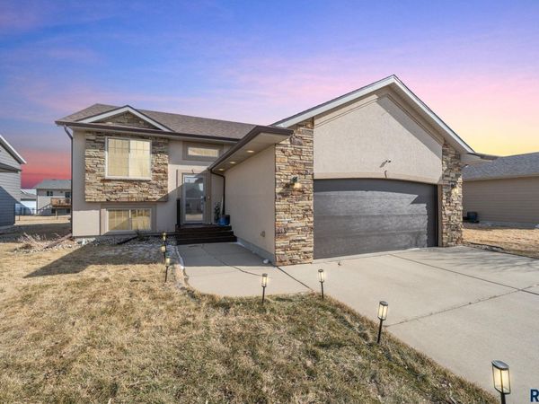 4704 S Wassom Ave, Sioux Falls, SD 57106