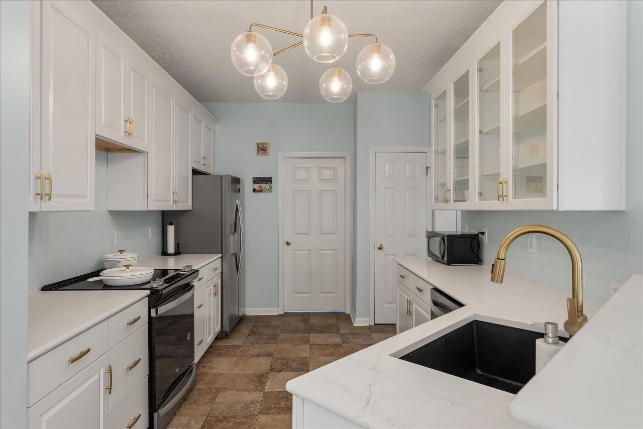 405 Manorwood Lane Photo 10