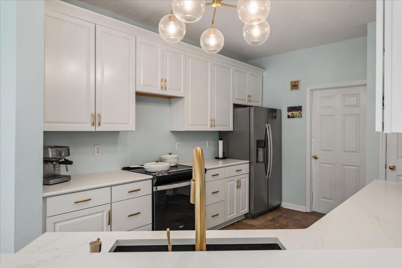 405 Manorwood Lane Photo 11