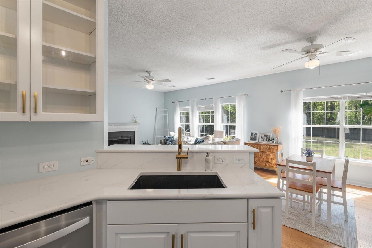 405 Manorwood Lane Photo 16