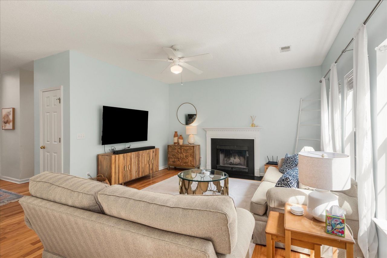 405 Manorwood Lane Photo 8