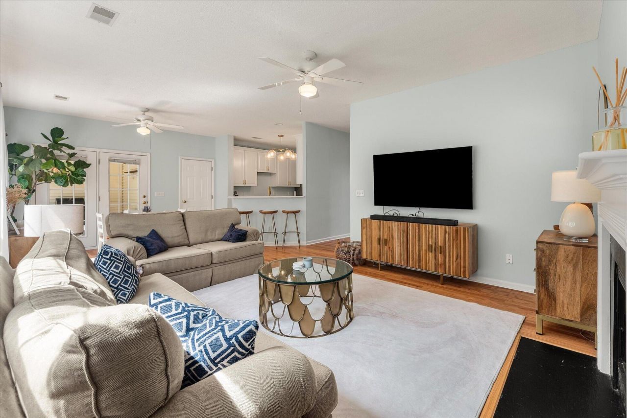 405 Manorwood Lane Photo 9