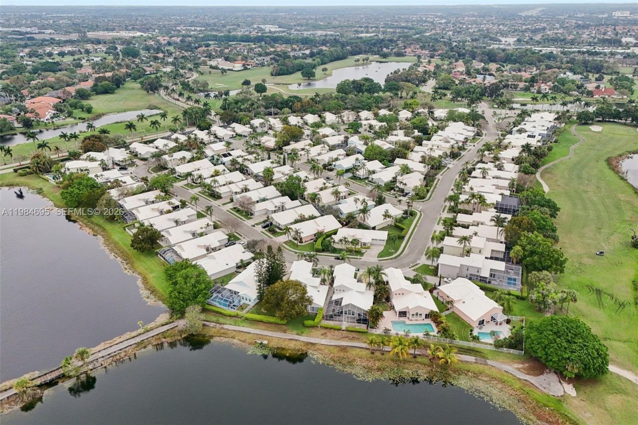 15201 S Wilshire Cir S , Pembroke Pines, FL 33027 Photo