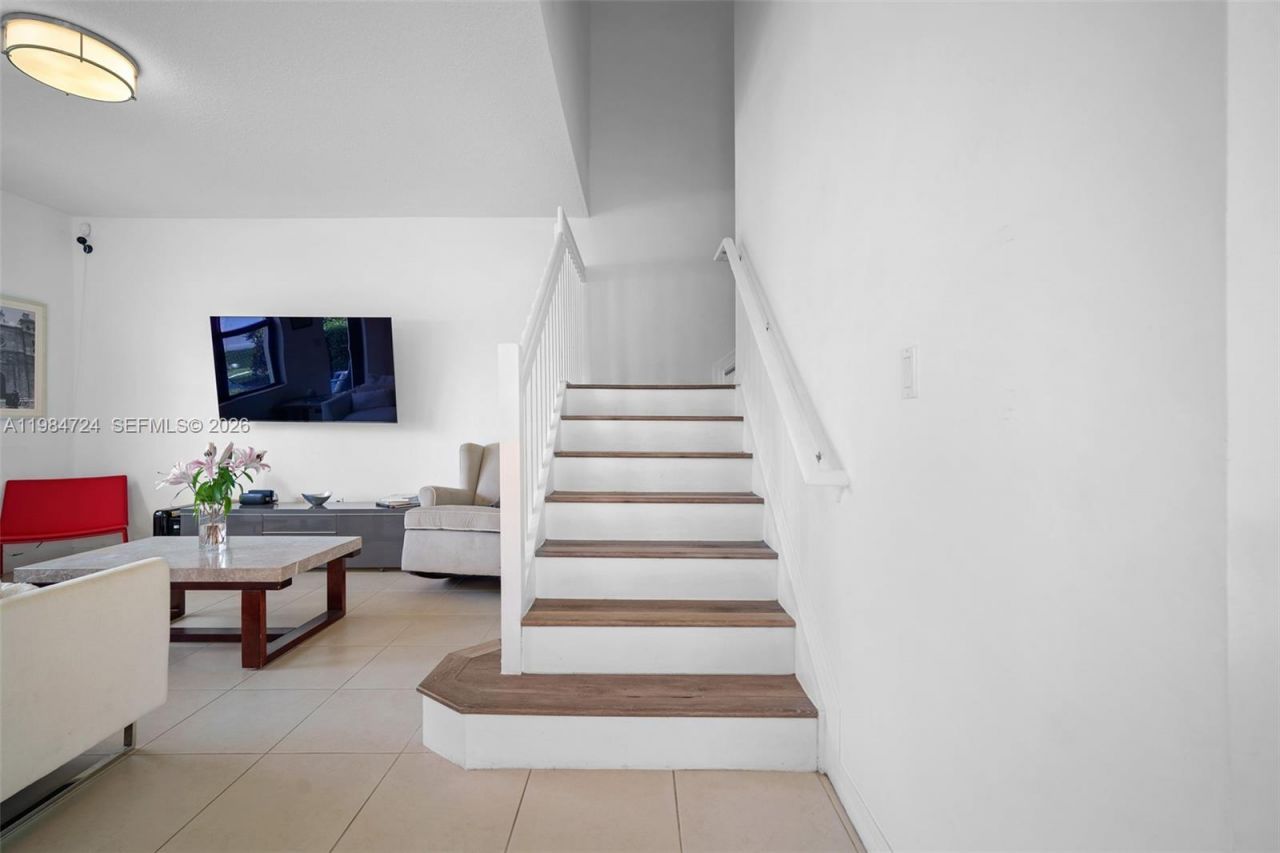 901 NE 191st St, Miami, FL 33179 Photo