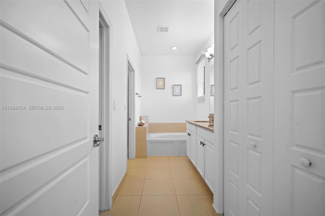 901 NE 191st St, Miami, FL 33179 Photo