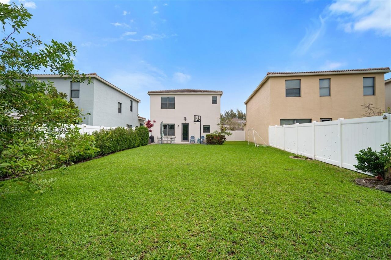 901 NE 191st St, Miami, FL 33179 Photo